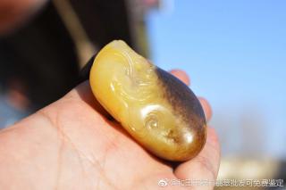 新疆和田玉籽料里的沁料有哪些种类?什么样的沁料才是好的?